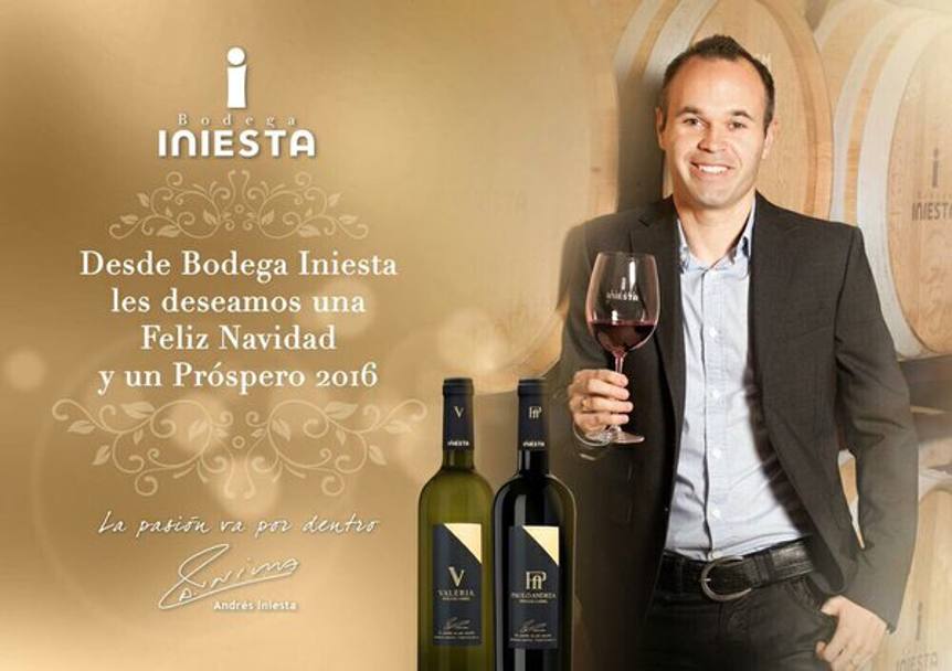 Andres Iniesta gi in clima brindisi augura a tutti un buon Natale con una delle sue bottiglie.